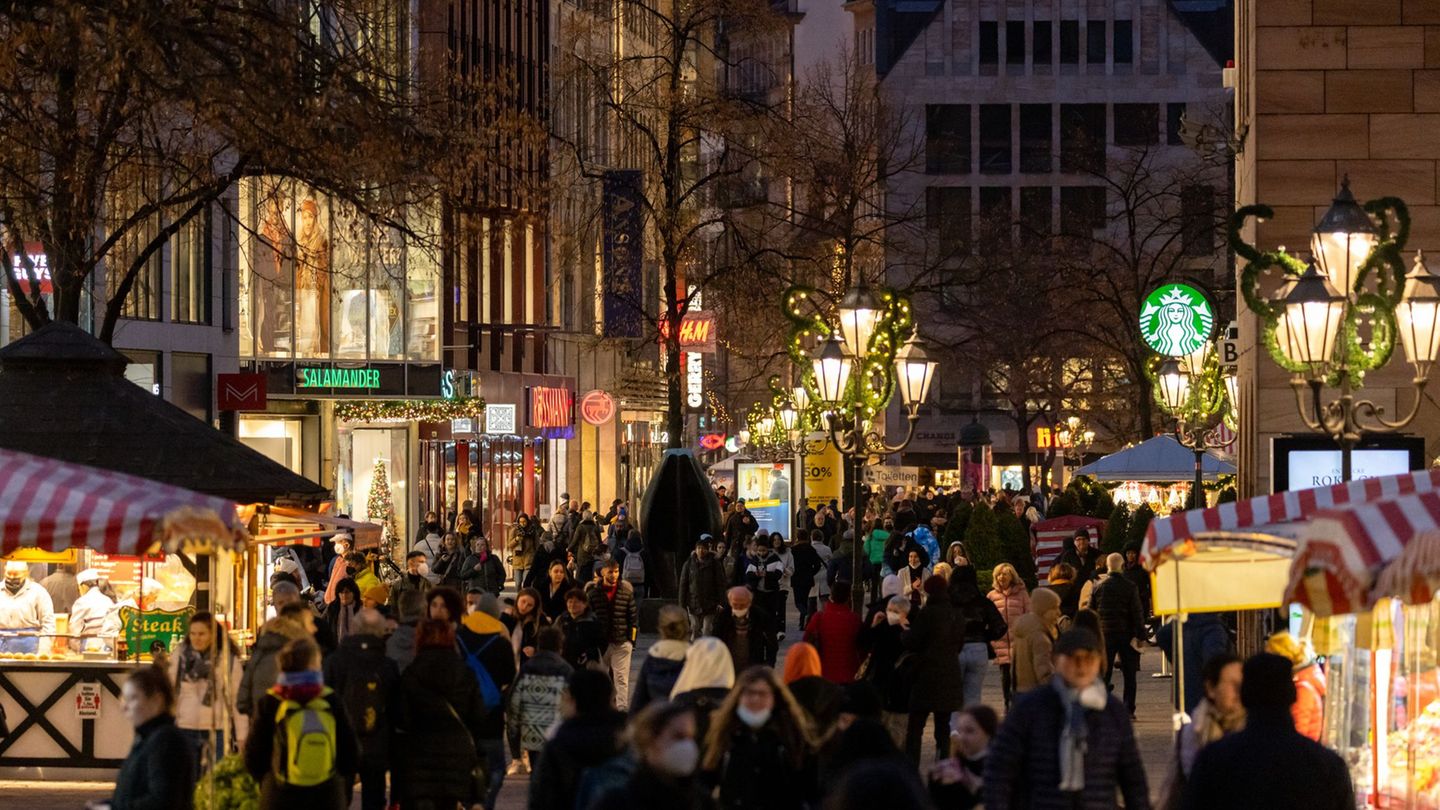 Eine weihnachtlich geschmückte Straße in der Nürnberger Innenstadt. Die Erwartungen der bayerischen Einzelhändler an das Weihnac