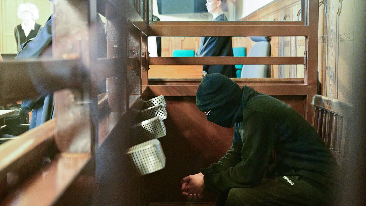 Der 19-Jährige ist unter anderem wegen versuchten Mordes angeklagt. Foto: Sebastian Christoph Gollnow/dpa