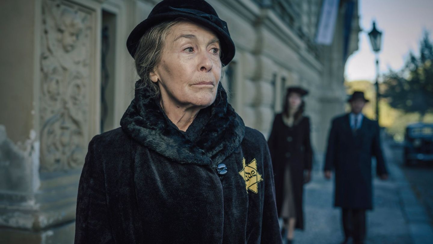 Obwohl der Judenstern sie zeichnet, scheint die großbürgerliche Witwe Martha Liebermann (Thekla Carola Wied) ihre Würde nie ganz zu verlieren.