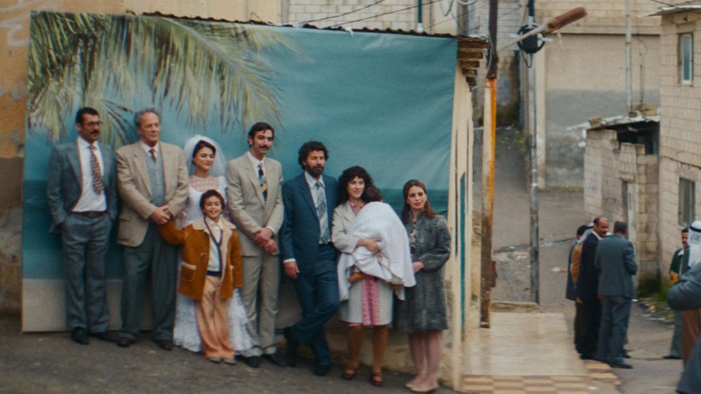 Hochzeitsfoto im Westjordanland, unter anderem mit Sharif (Mohammad Bakri), Noor (Sanal Alkabarete), Salim (Saleh Bakri) und H