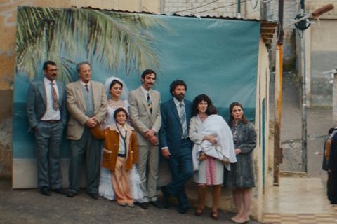 Hochzeitsfoto im Westjordanland, unter anderem mit Sharif (Mohammad Bakri), Noor (Sanal Alkabarete), Salim (Saleh Bakri) und H