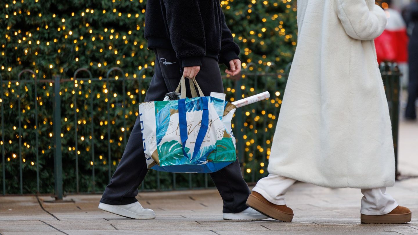 Das Innenministerium in Sachsen-Anhalt gibt Tipps gegen Taschendiebstahl in der Weihnachtszeit. (Symbolbild) Foto: Friso Gentsch