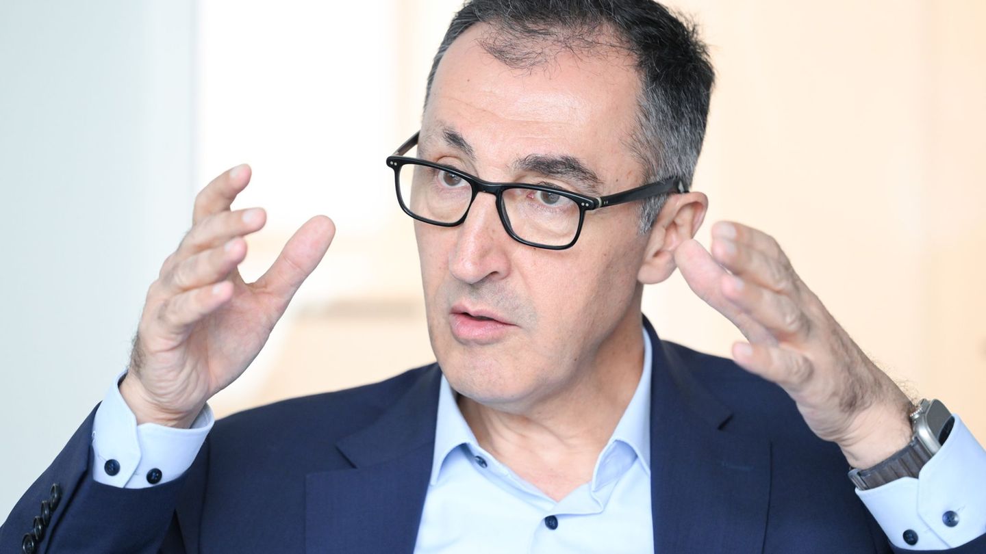 Grünen-Politiker Cem Özdemir rät seiner Partei zu mehr Selbstkritik: Man müsse sich fragen, warum man in Verdacht stehe, immer a