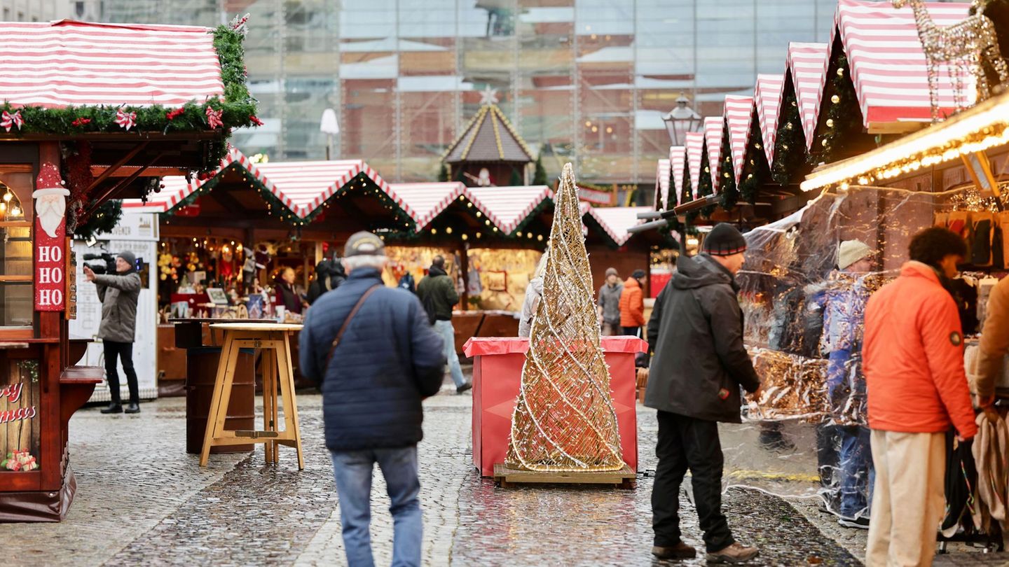 Am Vormittag öffnete der Magdeburger Weihnachtsmarkt offiziell - genau elf Monate nach dem Anschlag. Foto: Matthias Bein/dpa