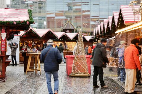 Am Vormittag öffnete der Magdeburger Weihnachtsmarkt offiziell - genau elf Monate nach dem Anschlag. Foto: Matthias Bein/dpa