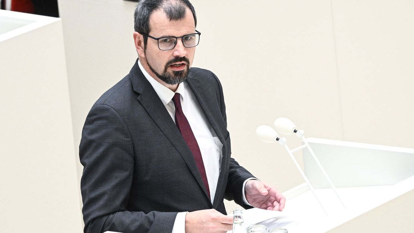 Brandenburgs Bildungsminister Steffen Freiberg (SPD) geht im Landtag auf die Sprachförderung von Kita-Kindern ein. Foto: Jens Ka