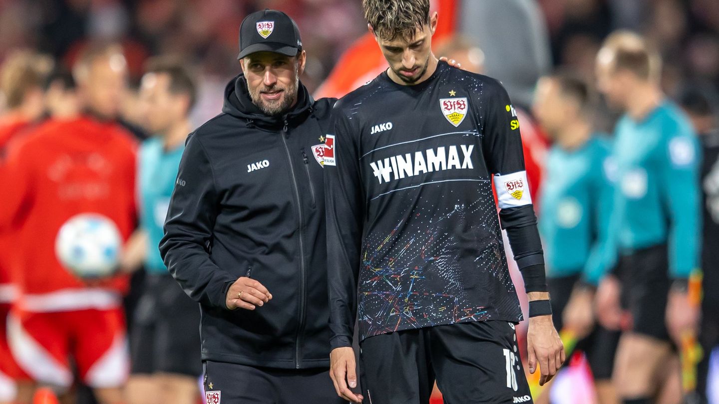 Sebastian Hoeneß freut sich mit Atakan Karazor. Foto: Andreas Gora/dpa