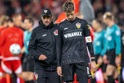 Sebastian Hoeneß freut sich mit Atakan Karazor. Foto: Andreas Gora/dpa