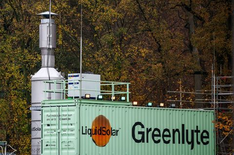 Die Firma Greenlyte hat in Duisburg jetzt eine Anlage in Betrieb genommen, die in einem aufwendigen Verfahren mit klimaneutral e