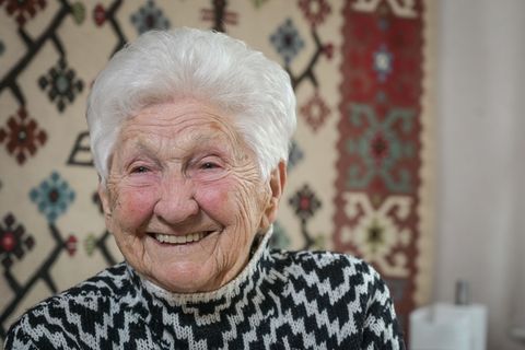 Mit 100 Jahren lebt es sich nicht allzu anders, findet Johanna Quaas, die älteste Turnerin der Welt. Foto: Heiko Rebsch/dpa