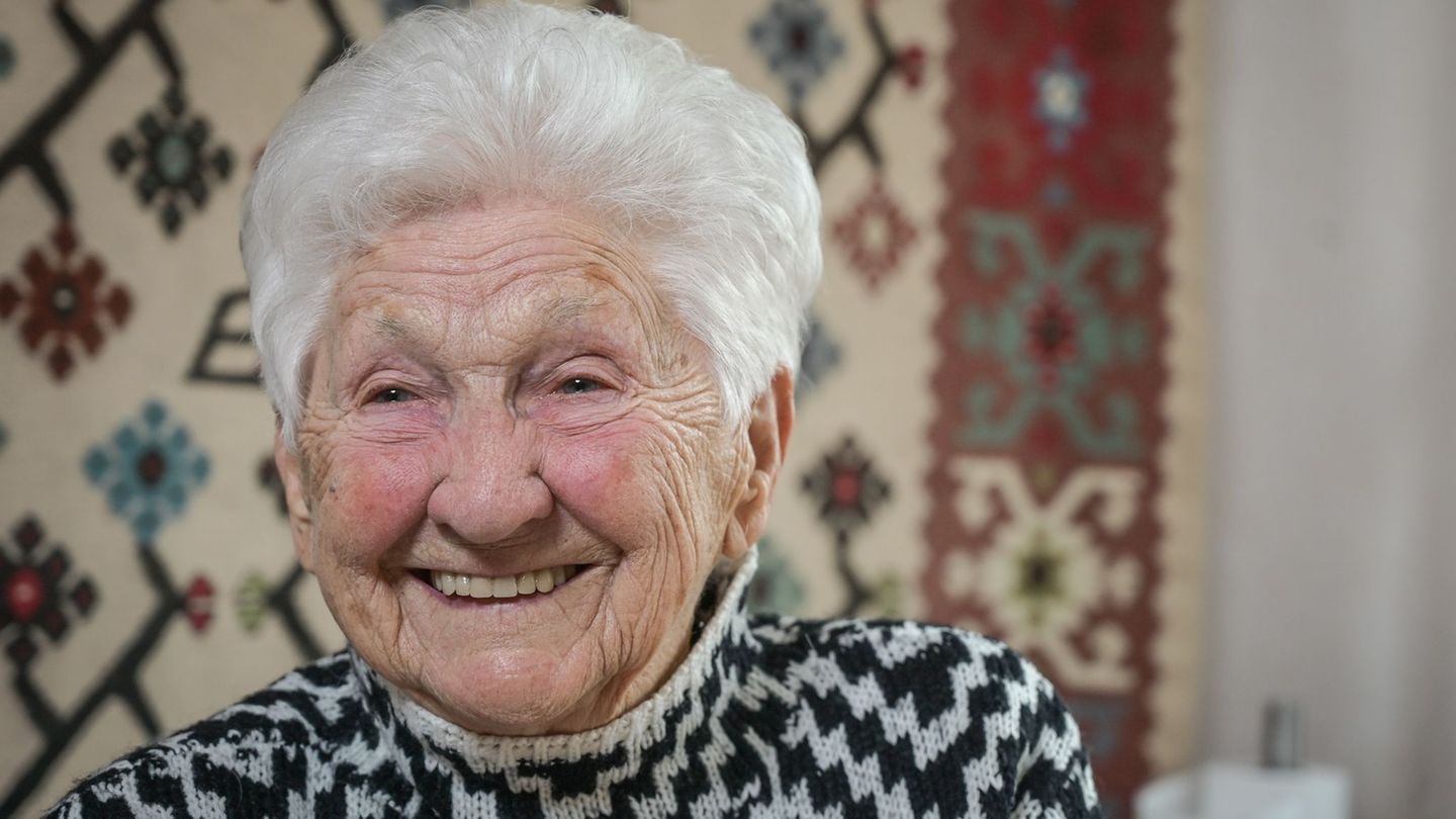 Mit 100 Jahren lebt es sich nicht allzu anders, findet Johanna Quaas, die älteste Turnerin der Welt. Foto: Heiko Rebsch/dpa