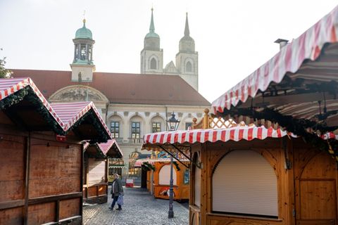 Buden auf Weinachtsmarkt in Magdeburg