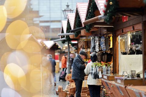 Genau elf Monate nach dem Anschlag wurde der Magdeburger Weihnachtsmarkt eröffnet. Foto: Matthias Bein/dpa