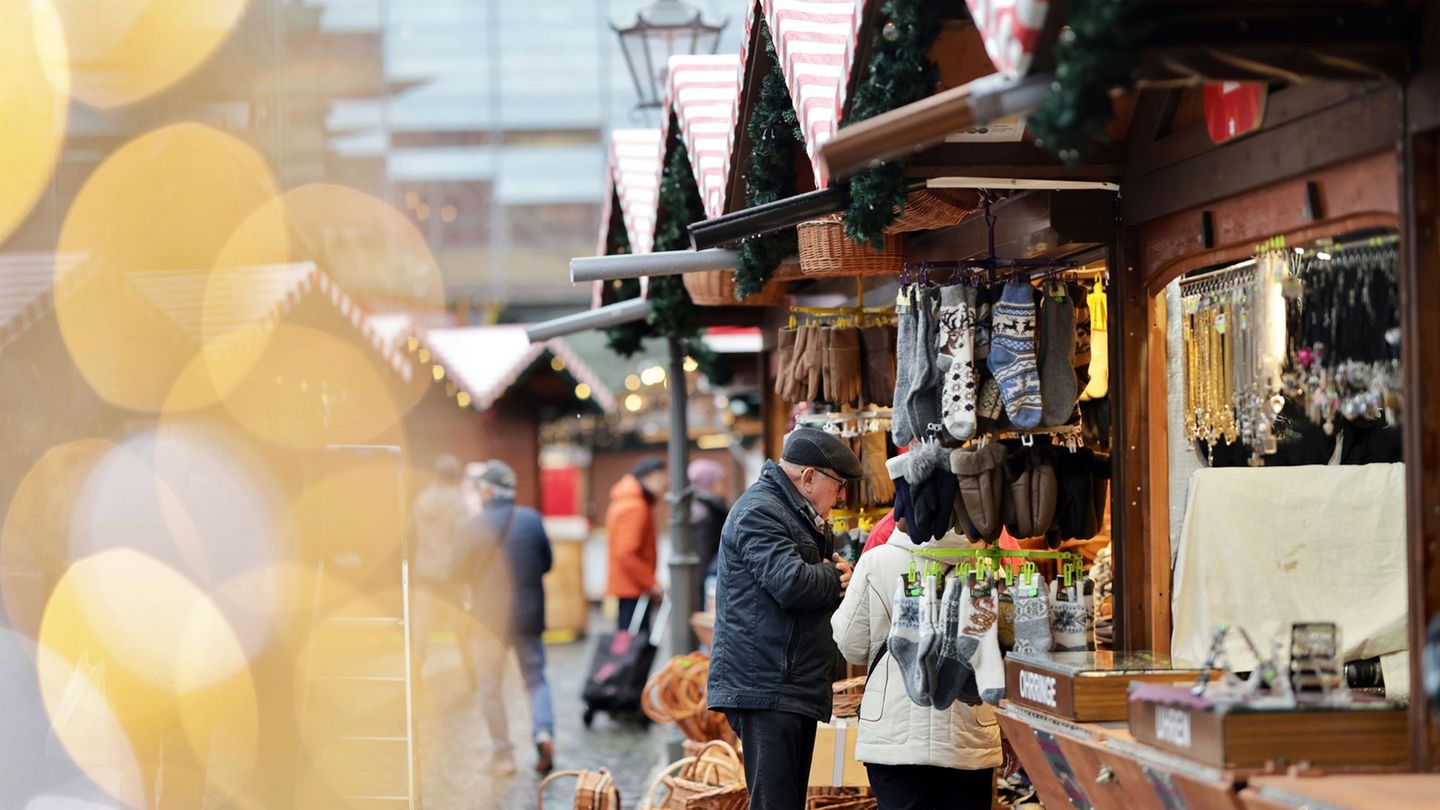Genau elf Monate nach dem Anschlag wurde der Magdeburger Weihnachtsmarkt eröffnet. Foto: Matthias Bein/dpa