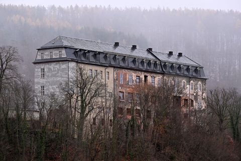 Rund zwei Millionen Euro werden aus dem Sonderinvestitionsprogramm auf Schloss Schwarzburg investiert. Foto: Martin Schutt/dpa