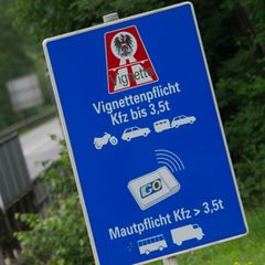 In Österreich kann die Vignette ab 1. Dezember 2026 nur noch digital erworben werden. (Archivbild) Foto: picture alliance / dpa