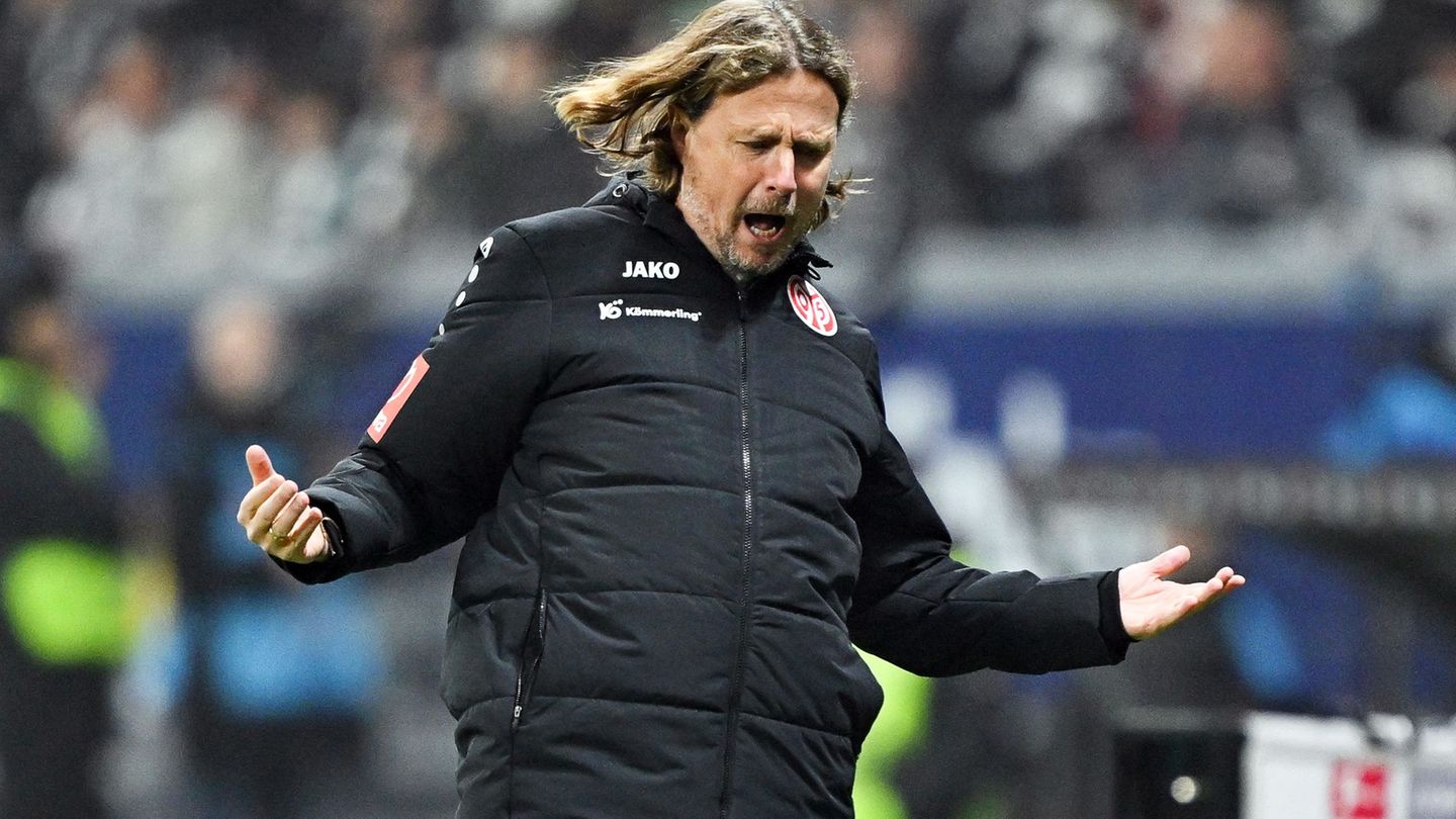 Bo Henriksen und Mainz hoffen auf die Trendwende. Foto: Arne Dedert/dpa