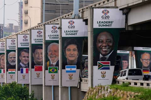Auf den Plakaten zum G20-Gipfel in Johannesburg ist Chinas Präsident Xi noch zu sehen. Kommen wird er aber nicht. Foto: Themba H