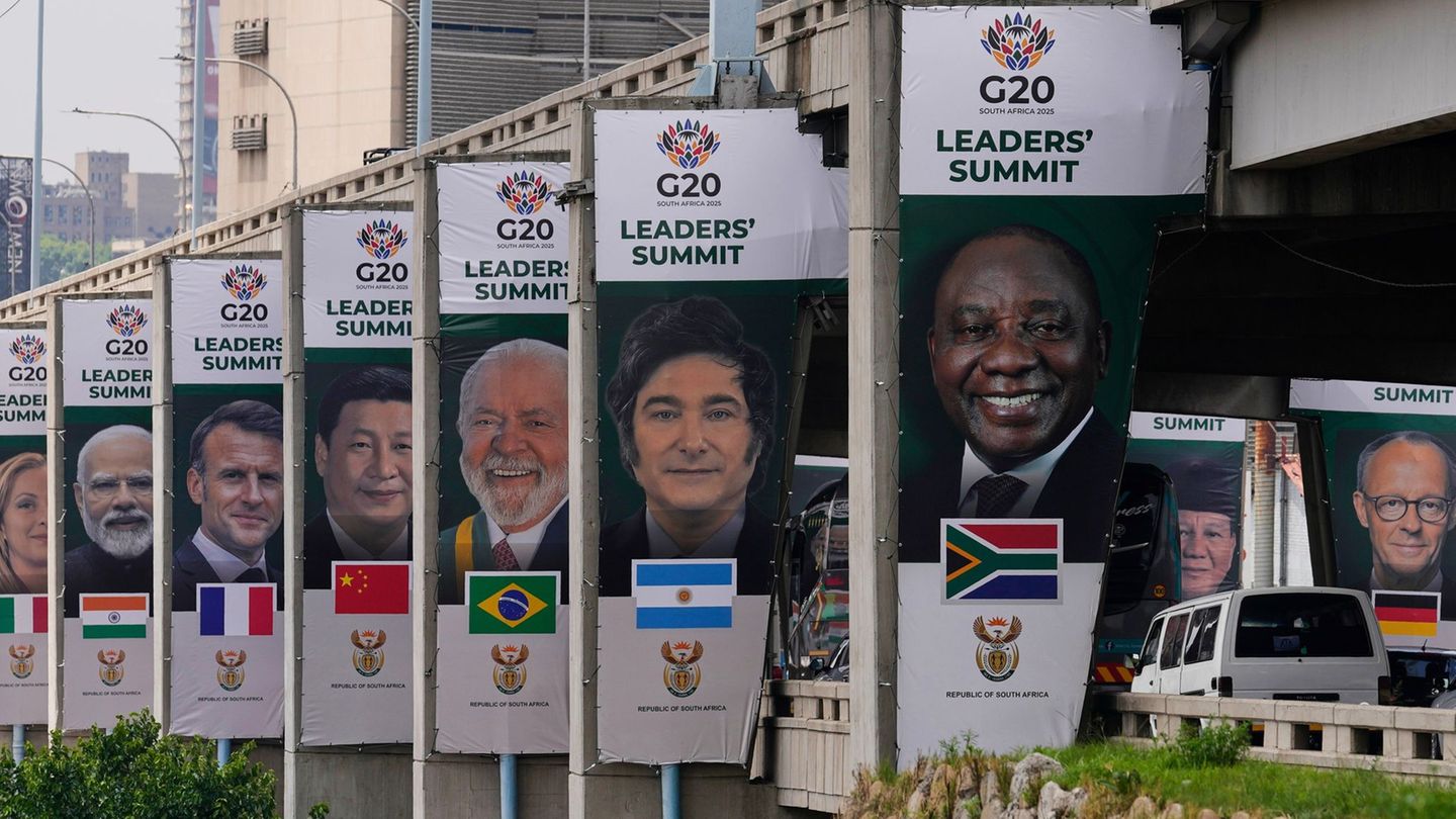 Auf den Plakaten zum G20-Gipfel in Johannesburg ist Chinas Präsident Xi noch zu sehen. Kommen wird er aber nicht. Foto: Themba H