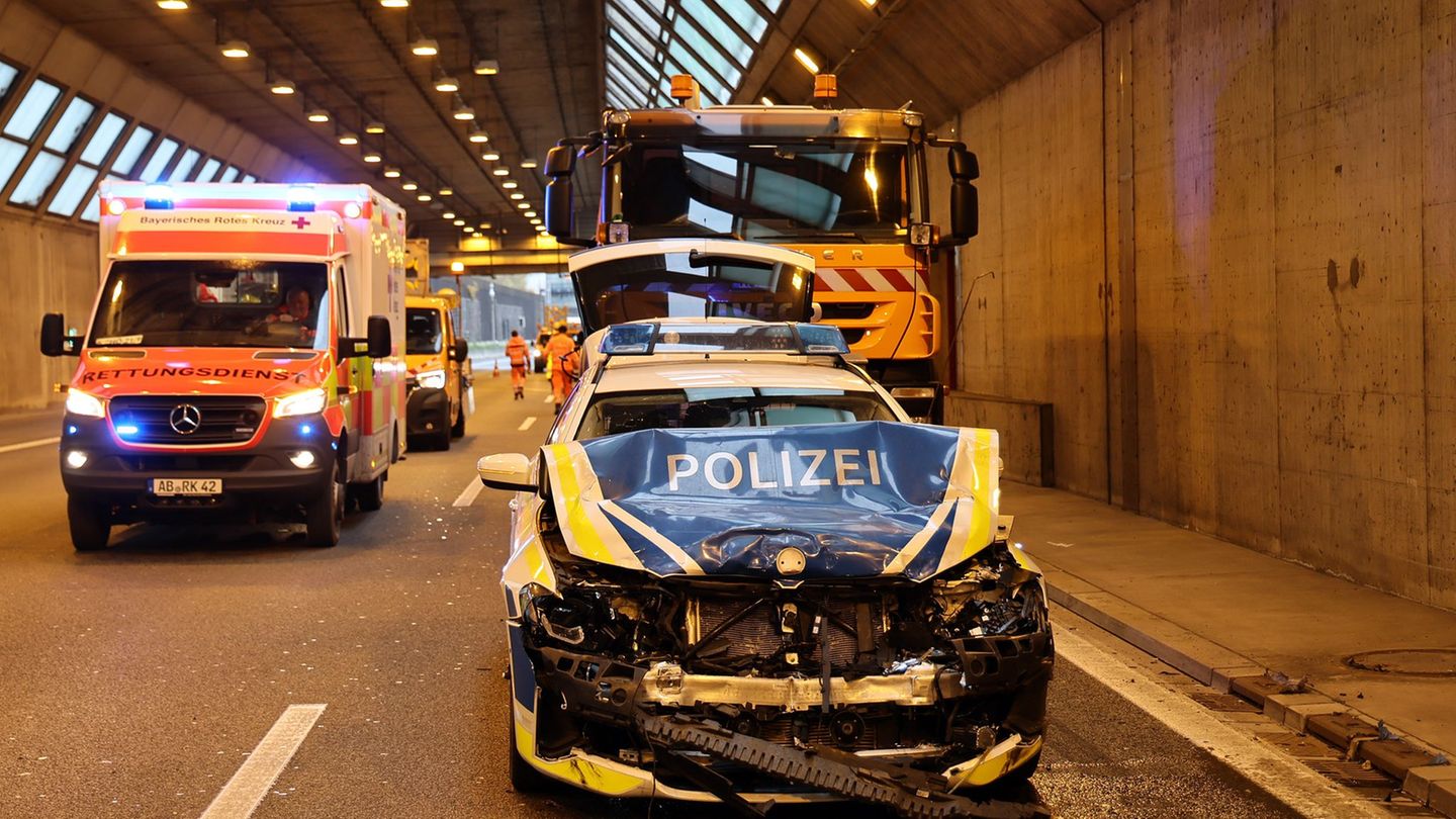 Auf Anfahrt zu der Verfolgungsjagd auf der A3 kollidierte ein Polizeiwagen mit einem anderen Fahrzeug. Foto: Ralf Hettler/dpa