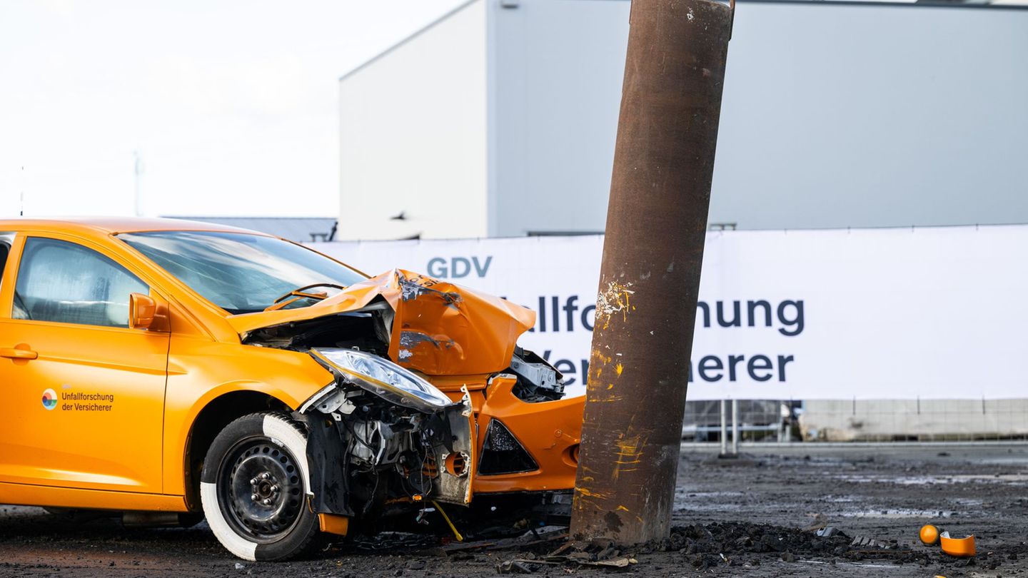 Frontalaufprall auf einen Baum mit knapp 70 - das Auto ist stark zerstört, der Fahrer wäre womöglich tot Foto: Guido Kirchner/dp