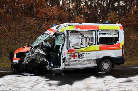 Der Rettungswagen ist frontal mit einem Lastwagen zusammengestoßen. Foto: Ralf Hettler/dpa