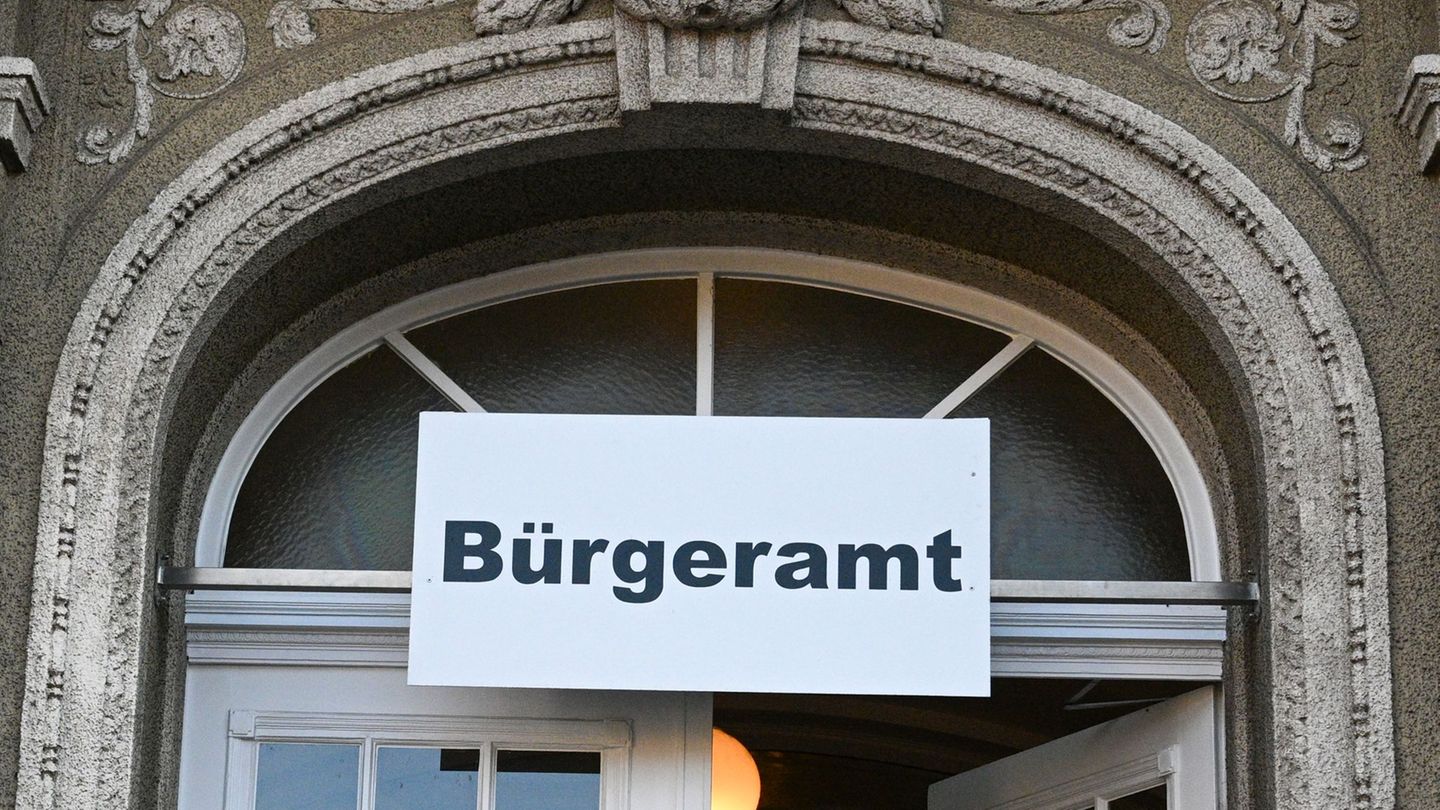 In Berlins Bezirken gibt es mehr als 40 Bürgerämter. (Archivfoto) Foto: Jens Kalaene/dpa