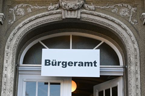 In Berlins Bezirken gibt es mehr als 40 Bürgerämter. (Archivfoto) Foto: Jens Kalaene/dpa