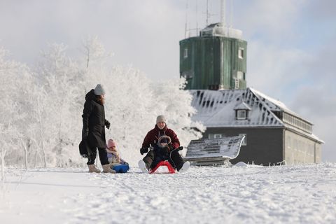 Zahlreiche Ausflügler genossen die weiße Pracht. Foto: Rene Traut/dpa