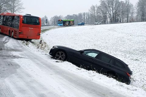 Bei Passau kamen ein Bus und ein Auto bei Glätte von der Fahrbahn ab. Foto: Riedl/zema-medien/dpa