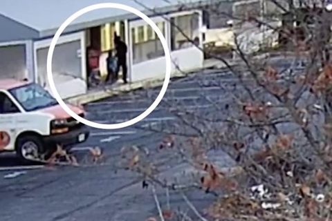 Eine Überwachungskamera zeigt, wie der kleine Mann dem Kriminellen hinterher rennt