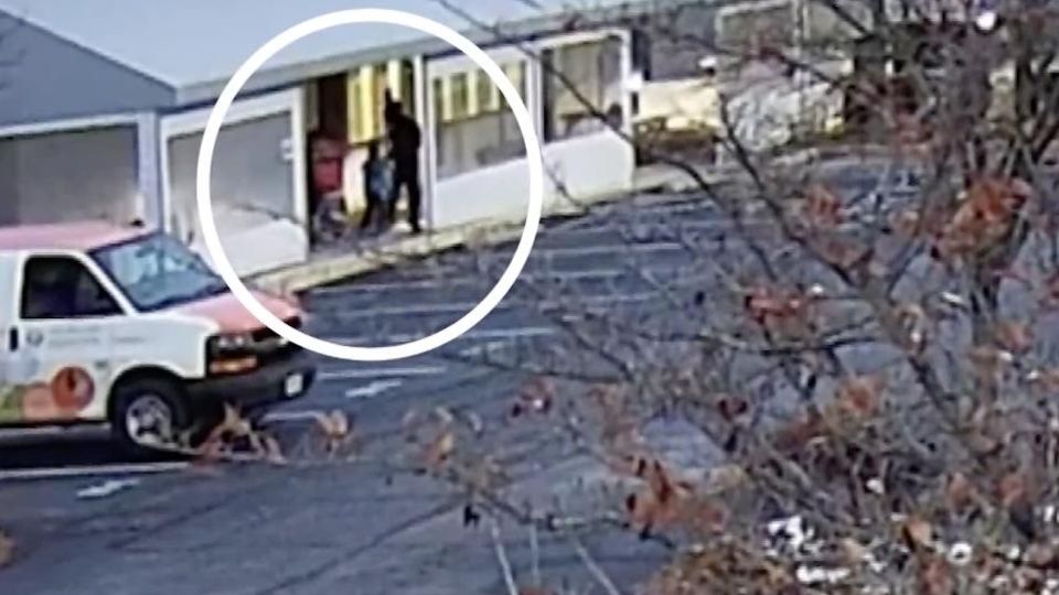 Eine Überwachungskamera zeigt, wie der kleine Mann dem Kriminellen hinterher rennt