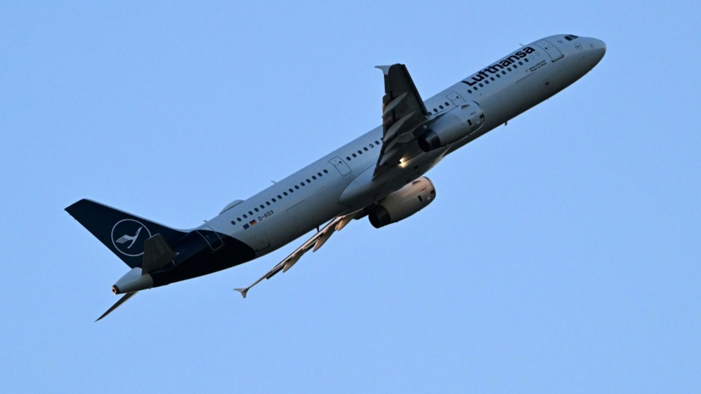 Lufthansa-Maschine hebt in Frankfurt am Main ab