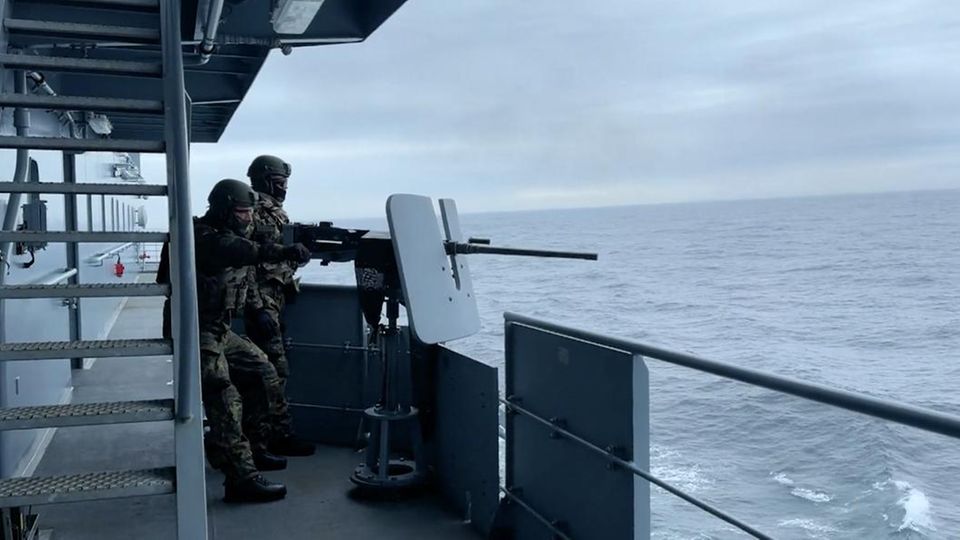 Soldaten feuern Munition vom Kriegsschiff mit dem Namen "Berlin"