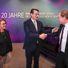 Werkleiterin Petra Peterhänsel und Produktionsvorstand Milan Nedeljkovic (M) mit OB Burkhard Jung. Das Leipziger BMW-Werk soll m