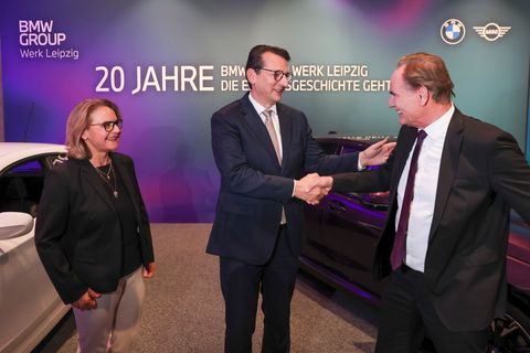 Werkleiterin Petra Peterhänsel und Produktionsvorstand Milan Nedeljkovic (M) mit OB Burkhard Jung. Das Leipziger BMW-Werk soll m