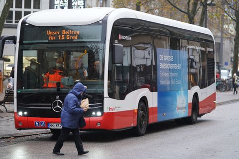 Für jeden ihrer 420 Elektrobusse hat die Hamburger Hochbahn im Schnitt 762.000 Euro gezahlt. (Archivbild) Foto: Marcus Brandt/dp