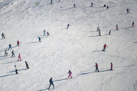 Menschen auf Skipiste