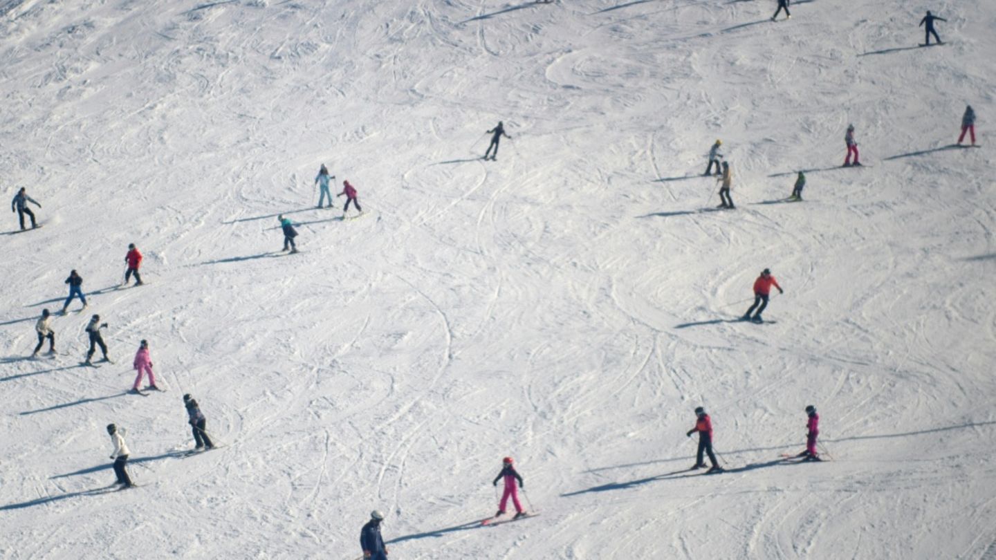 Menschen auf Skipiste