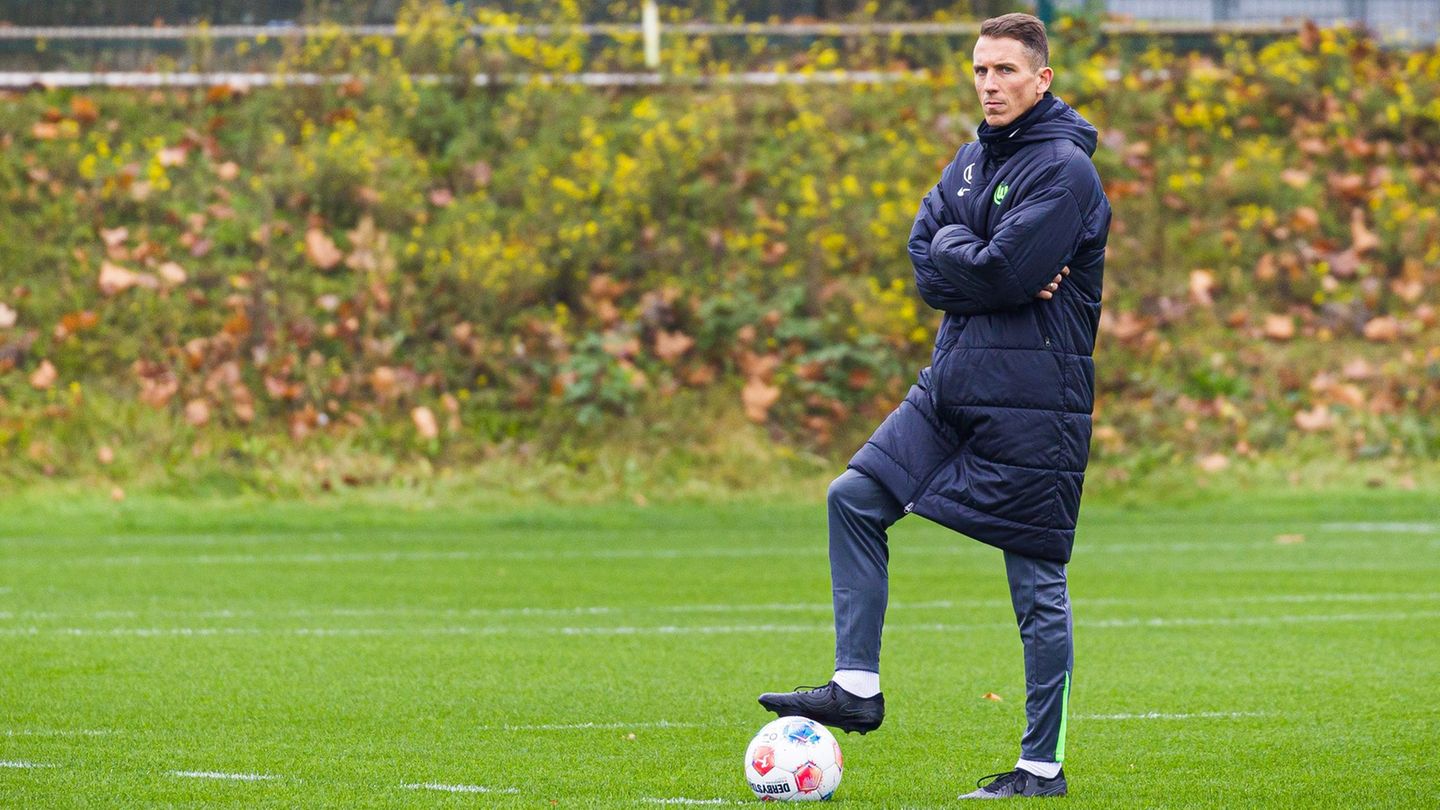 Wolfsburgs Interimscoach Daniel Bauer freut sich auf den Neustart. Foto: Moritz Frankenberg/dpa