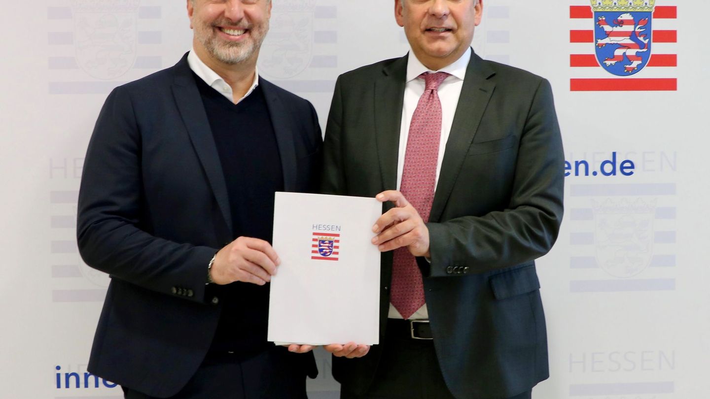 Hessens künftiger Präsident des Landeskriminalamtes, Daniel Muth (l.), und Innenminister Roman Poseck (CDU). Foto: ---/HMdI/Hess