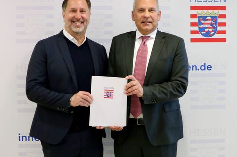 Hessens künftiger Präsident des Landeskriminalamtes, Daniel Muth (l.), und Innenminister Roman Poseck (CDU). Foto: ---/HMdI/Hess