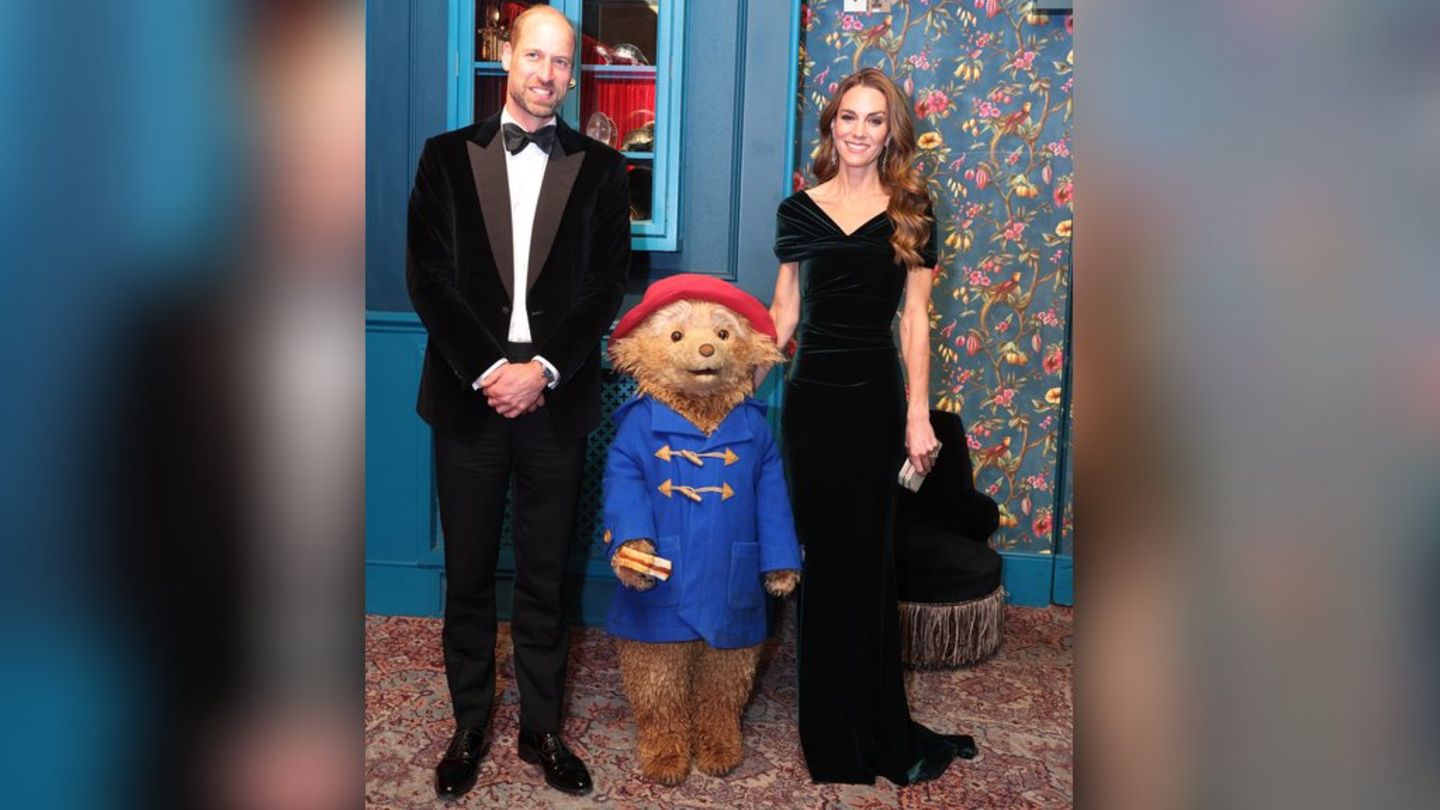 Prinz William und Prinzessin Kate mit dem niedlichen Paddington Bär.