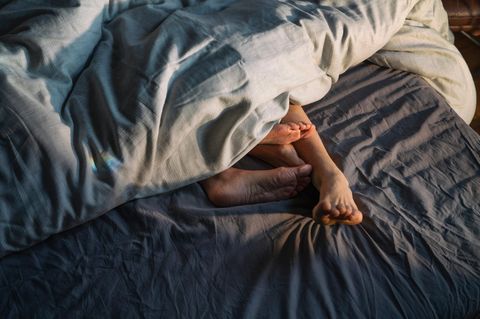 Sex: Personen unter einer Decke, Füße sind zu sehen