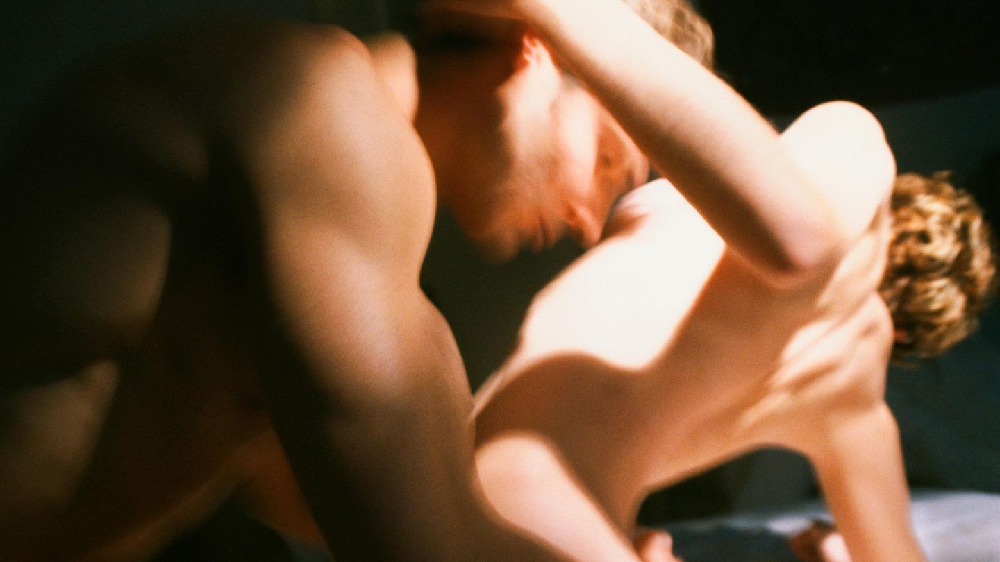 Sex: Paar liebt sich im Bett