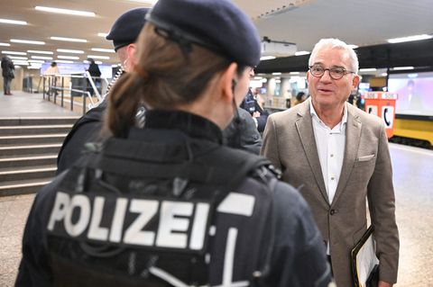 Minister Strobl tauschte sich mit Polizisten aus. Foto: Bernd Weißbrod/dpa
