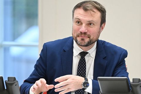 Brandenburgs Wirtschaftsminister Daniel Keller (SPD) nimmt Stellung zur CDU-Forderung nach einem Hilfsprogramm für Dorfkneipen.