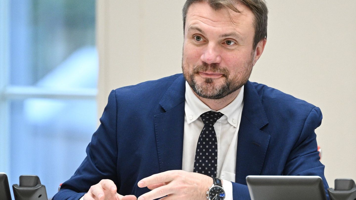 Brandenburgs Wirtschaftsminister Daniel Keller (SPD) nimmt Stellung zur CDU-Forderung nach einem Hilfsprogramm für Dorfkneipen.