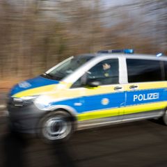 Das Kind wurde unverletzt befreit. (Symbolbild) Foto: Marijan Murat/dpa