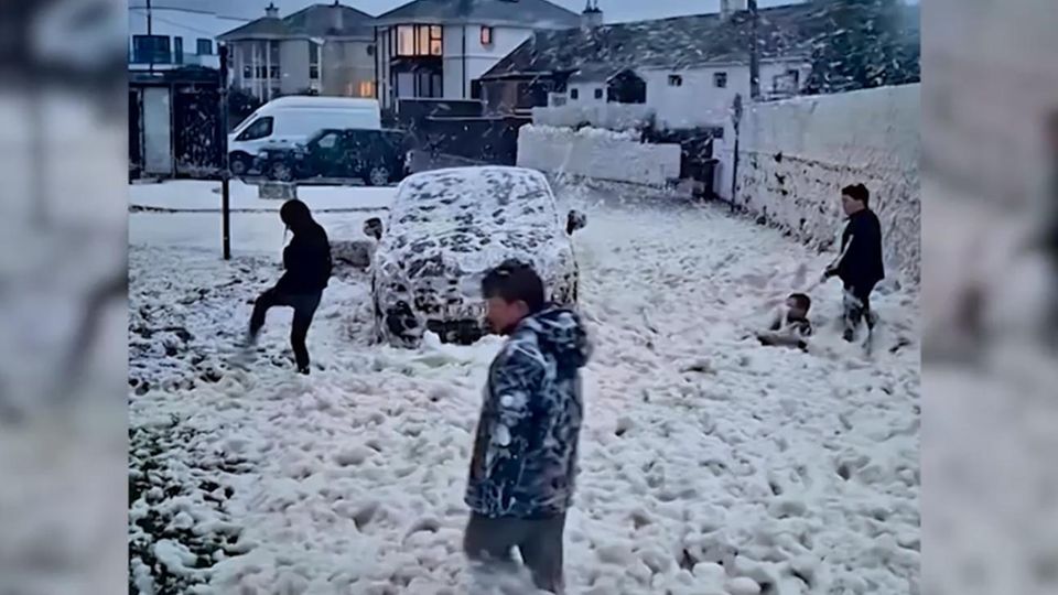 XXL-Schaumflut überrollt Straßen und Häuser in Irland